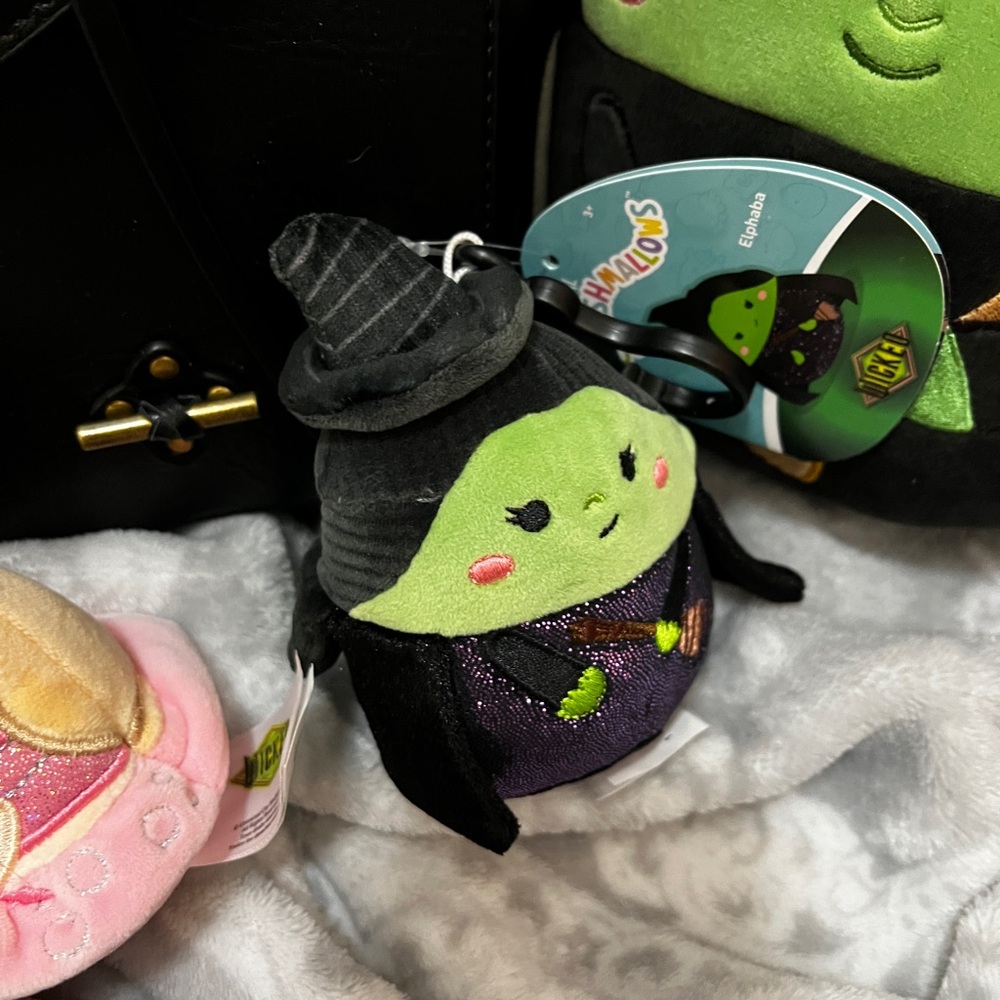 Her Universe Wicked Elphaba Messenger Bag Flying Free, Wicked Squishmallows - Picture 4 of 12